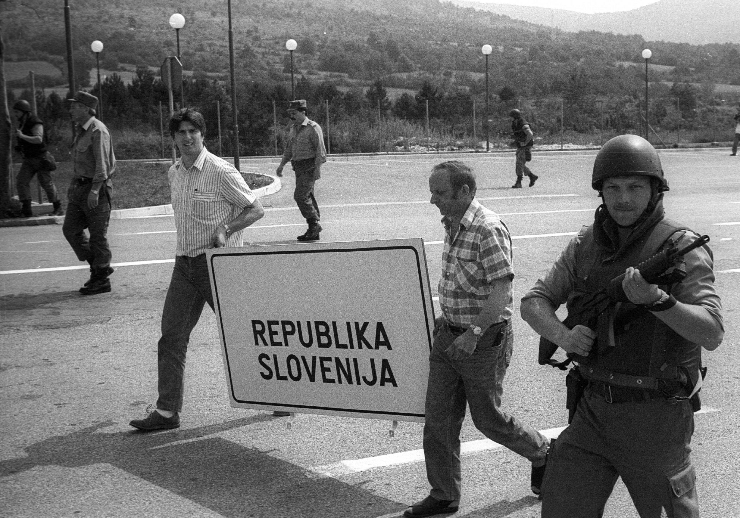 30 Razstava fotografij Srdjana Živulovića ob 30-letnici samostojnosti Slovenije